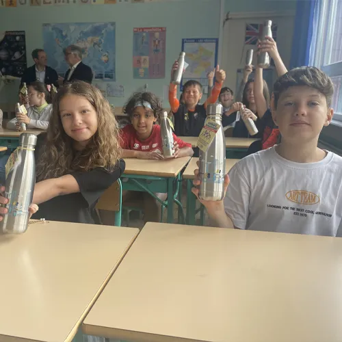 Communiqué de presse /  Le Syndicat de l&rsquo;Eau du Dunkerquois offre des gourdes aux élèves de CM2 afin de les sensibiliser à la préservation de la ressource en eau